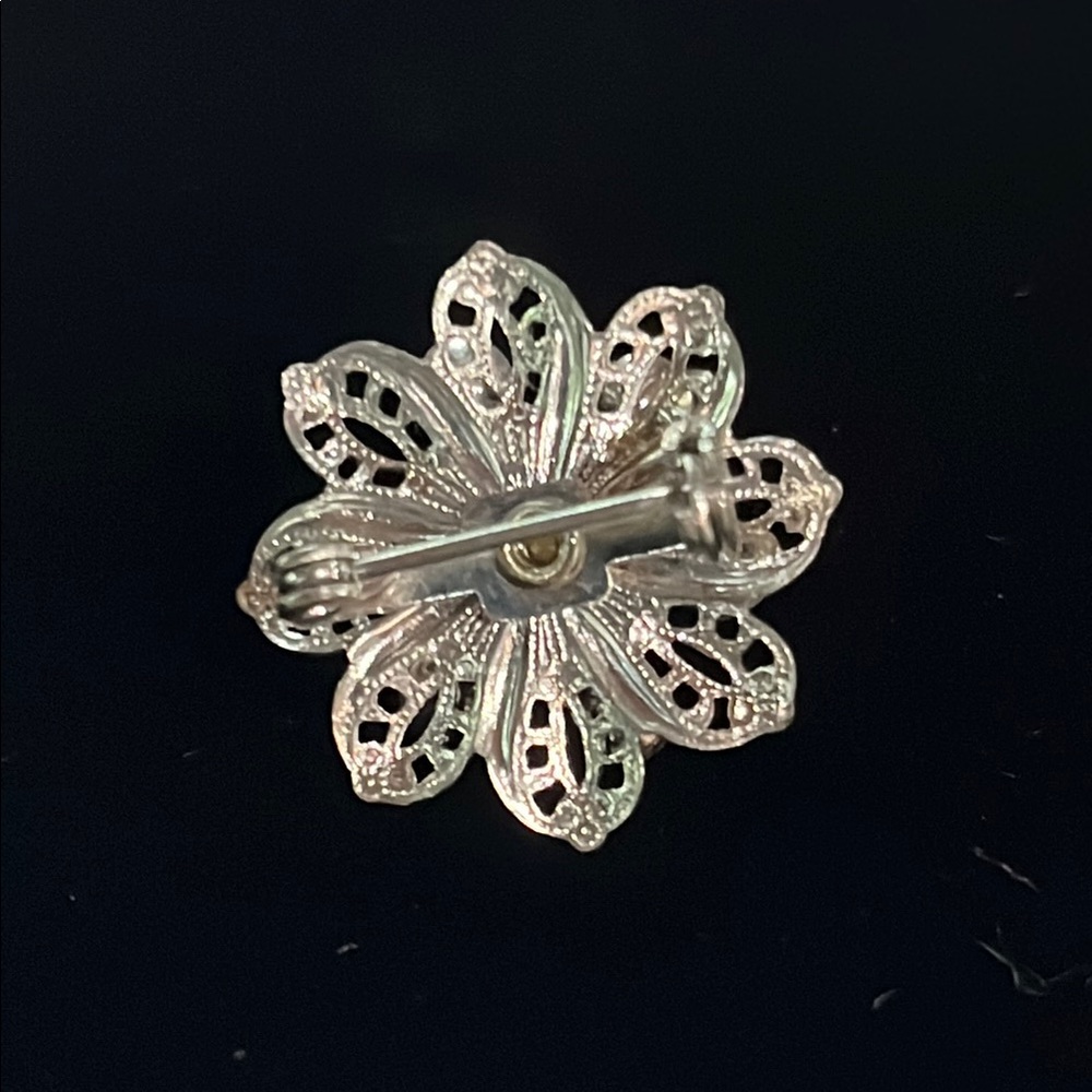 Elegant Silver Flower Brooch with Pearl and Crystals - Picture 2 of 3